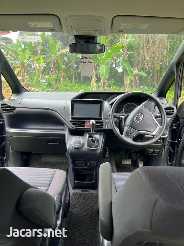 Toyota Voxy 2,0L 2016-7