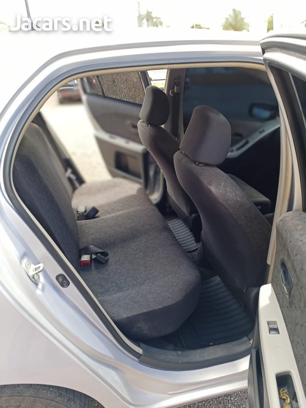 Toyota Vitz 1,0L 2010-9