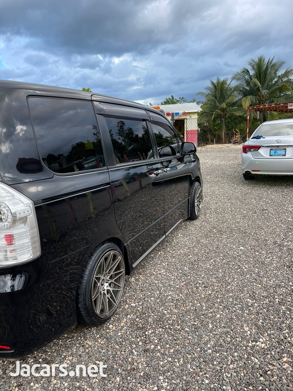 Toyota Voxy 2,0L 2012-11