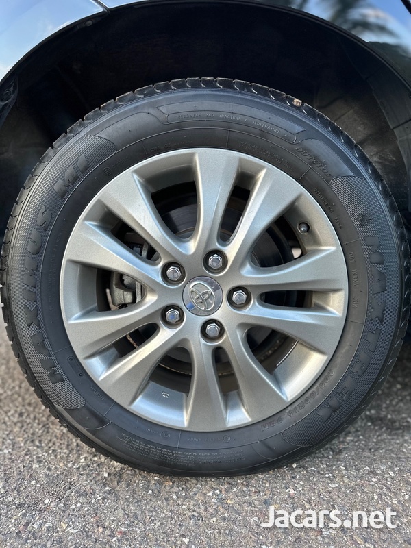 Toyota Voxy 2,0L 2013-4