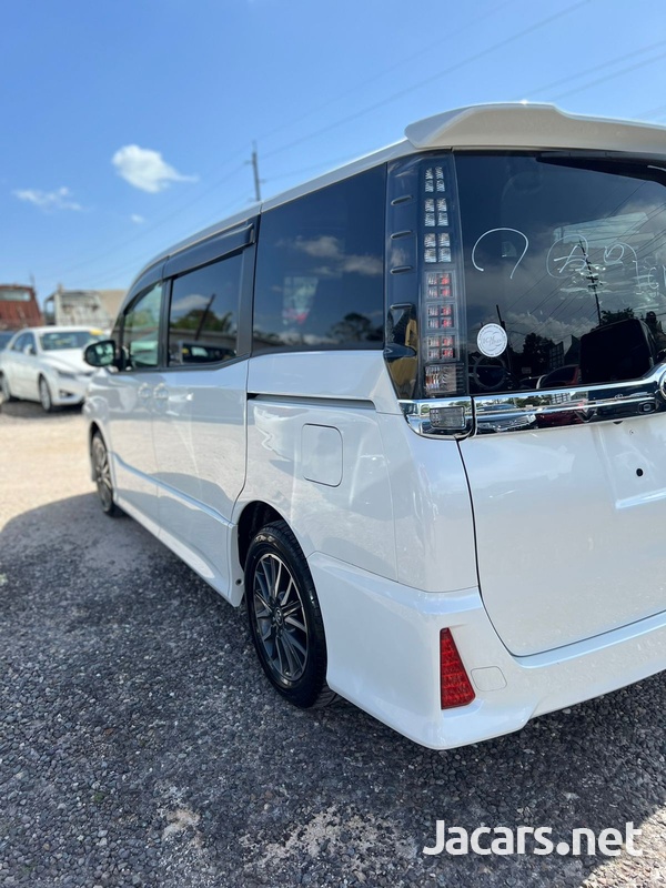 Toyota Voxy 2,0L 2014-12