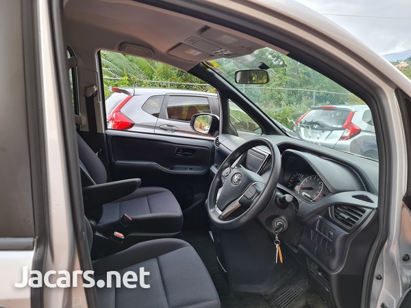 Toyota Voxy 2,0L 2017-7