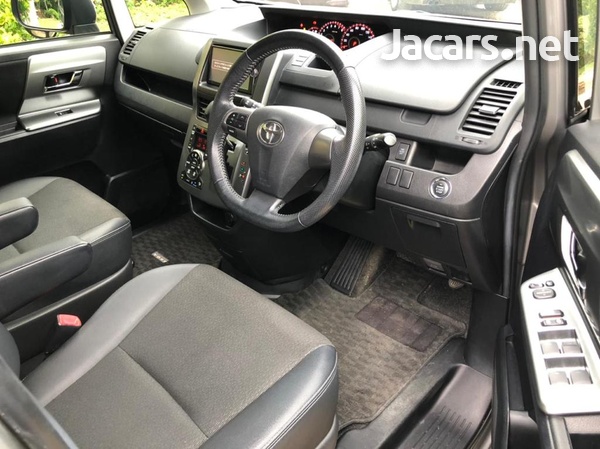 Toyota Voxy 2,0L 2012-2