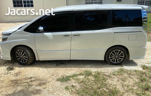 Toyota Voxy 2,5L 2014-3