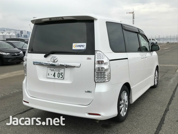 Toyota Noah 2,0L 2013-5