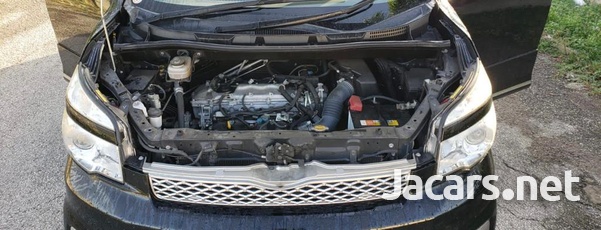 Toyota Voxy 2,0L 2012-6