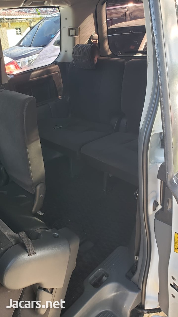 Toyota Voxy 2,0L 2010-5