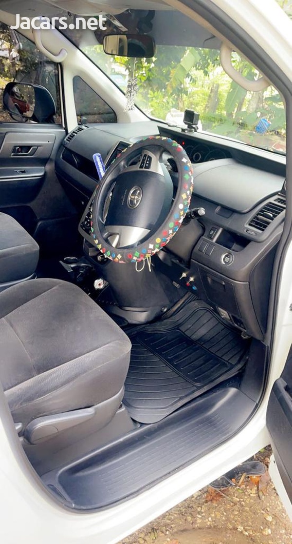 Toyota Voxy 2,0L 2012-3