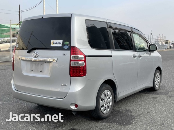 Toyota Noah 2,0L 2013-3