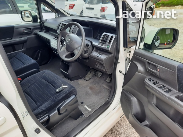 Honda Stepwgn 2,0L 2012-8