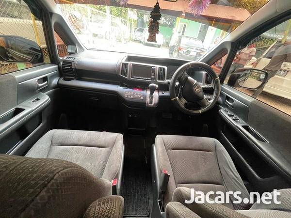 Honda Stepwgn Spada 2,0L 2010-8