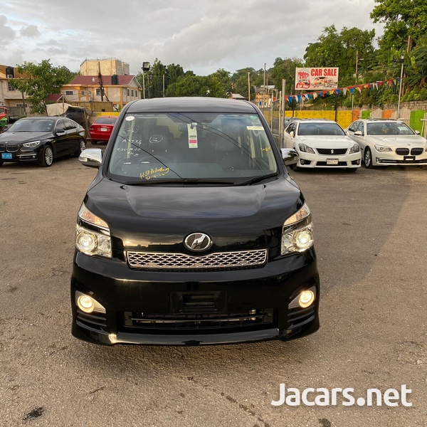 Toyota Voxy 2,0L 2013-1