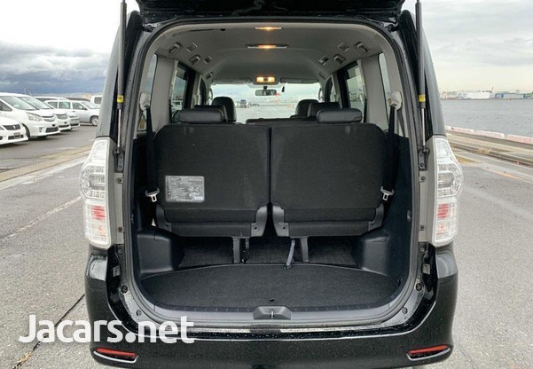 Toyota Voxy 2,0L 2013-6
