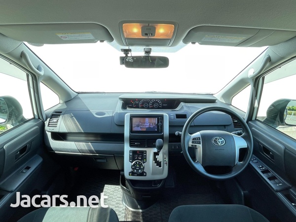 Toyota Voxy 1,8L 2013-6