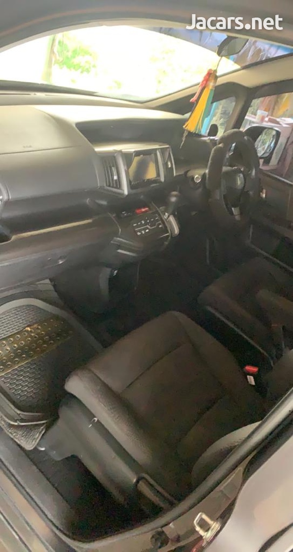 Honda Stepwgn 2,0L 2011-4