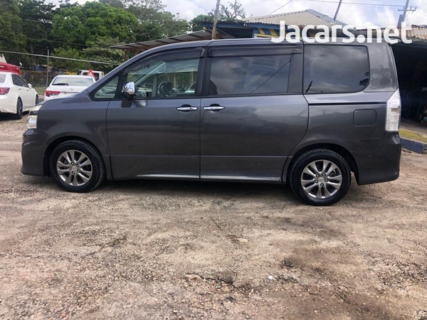 Toyota Voxy 2,0L 2013-7