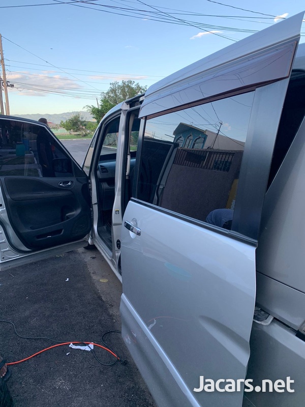 Nissan Serena 2,0L 2011-1