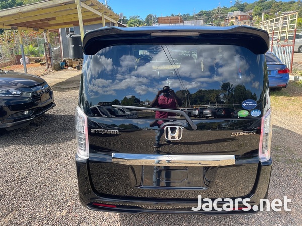 Honda Stepwgn Spada 2,0L 2013-6