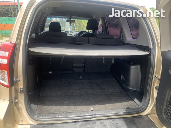 Toyota RAV4 2,0L 2012-8