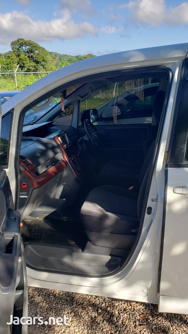 Toyota Voxy 2,0L 2010-3