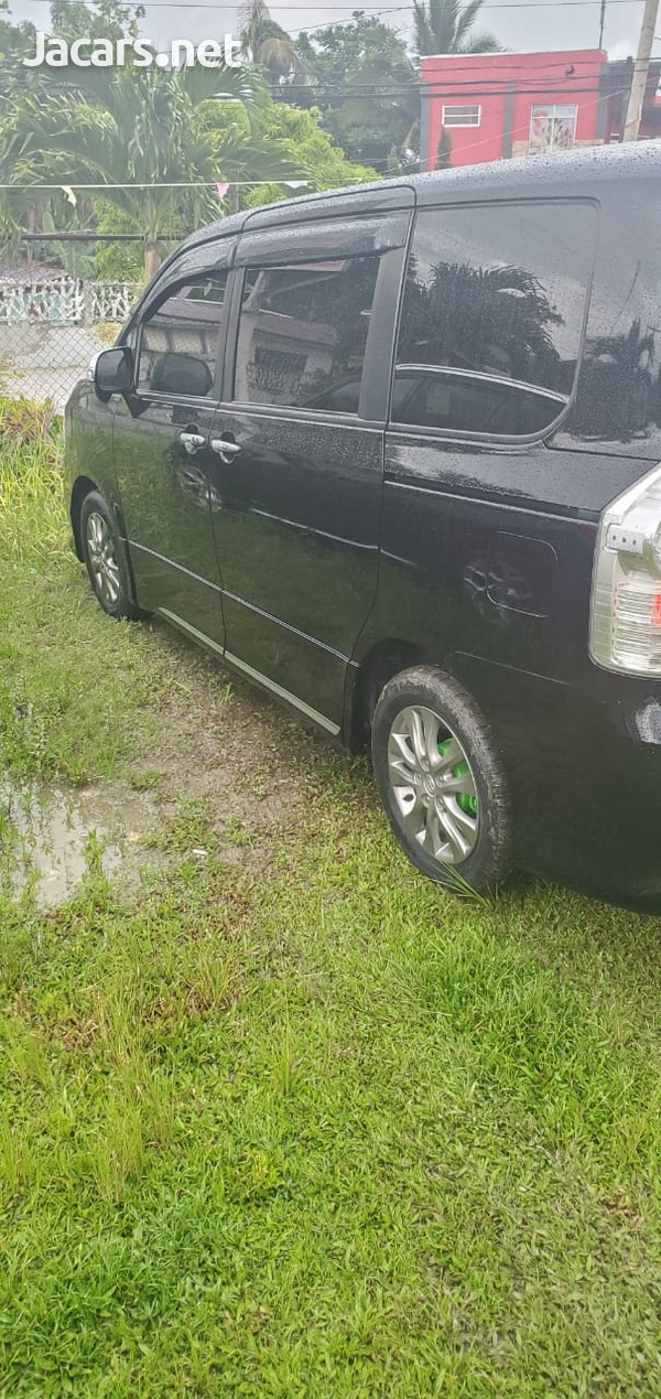 Toyota Voxy 2,0L 2012-10