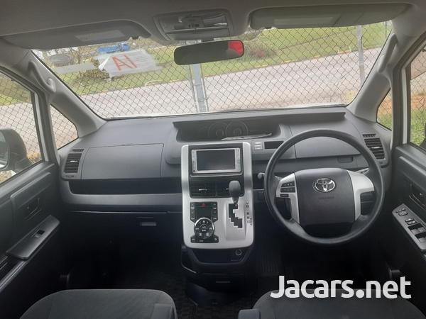 Toyota Voxy 2,0L 2013-5