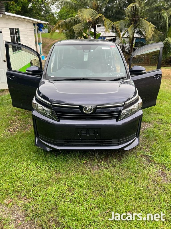 Toyota Voxy 2,0L 2016-1