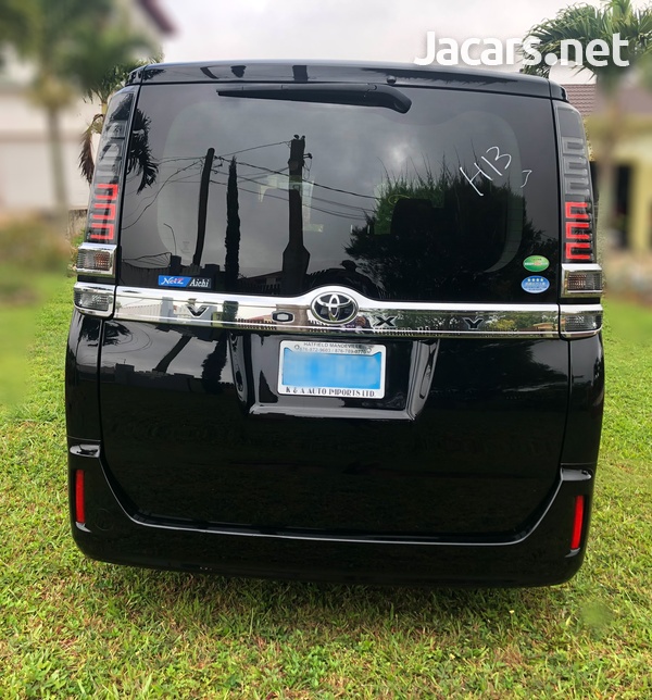 Toyota Voxy 2,0L 2017-7