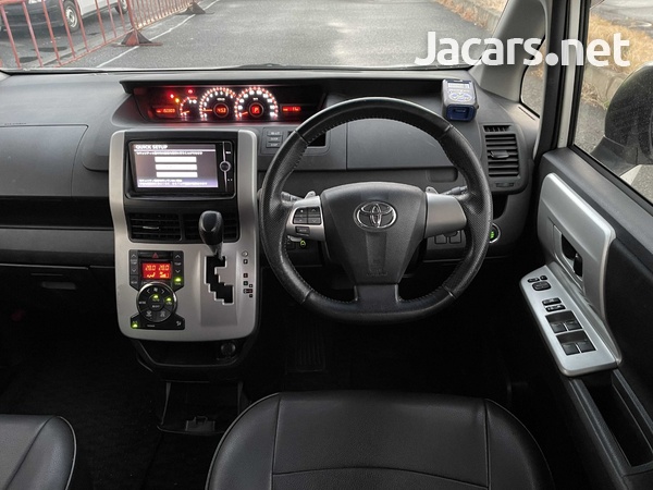Toyota Noah 2,0L 2013-7