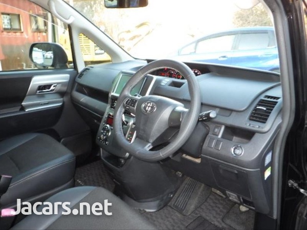 Toyota Voxy 2,0L 2013-7