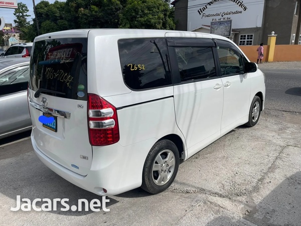 Toyota Noah 2,0L 2013-6