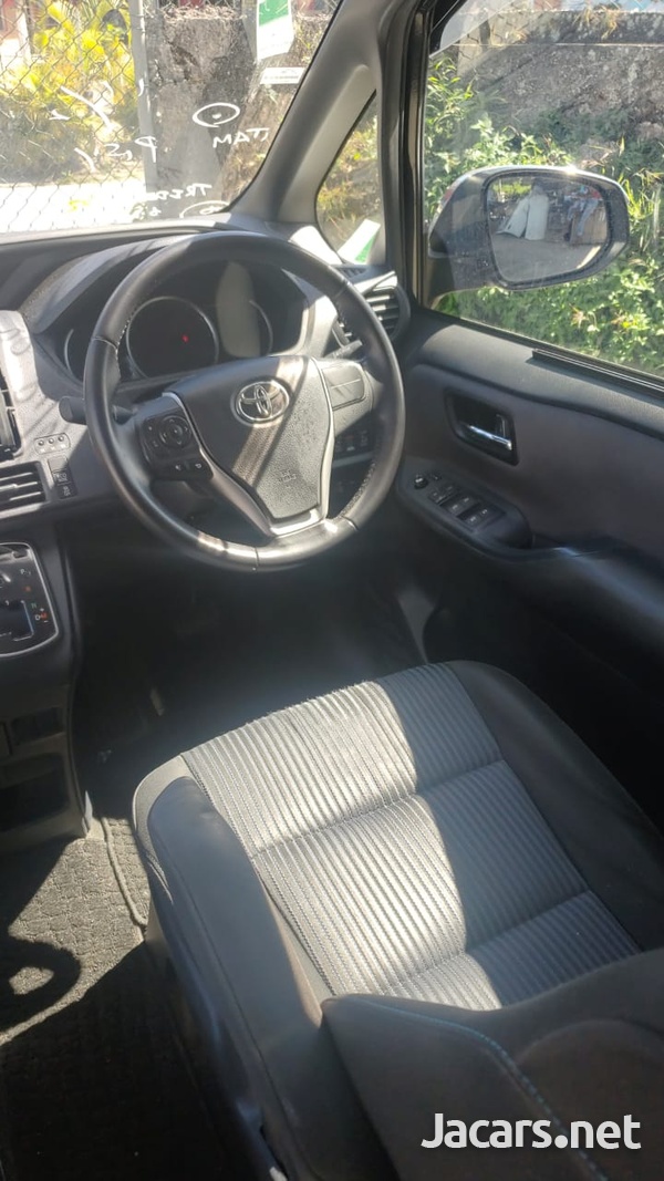 Toyota Voxy 2,0L 2014-5
