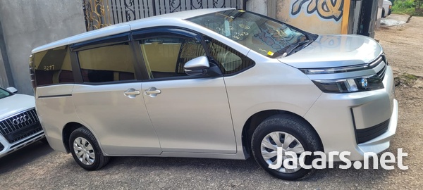 Toyota Voxy 2,0L 2014-3