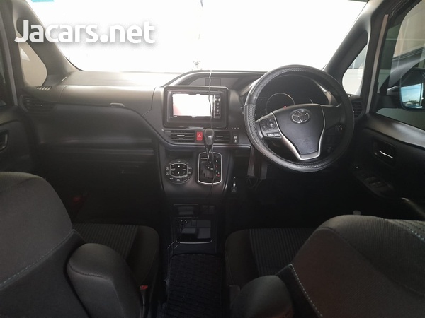 Toyota Voxy 2,0L 2015-10