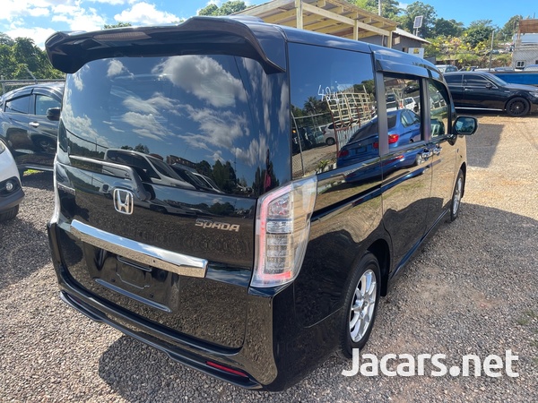 Honda Stepwgn Spada 2,0L 2013-4
