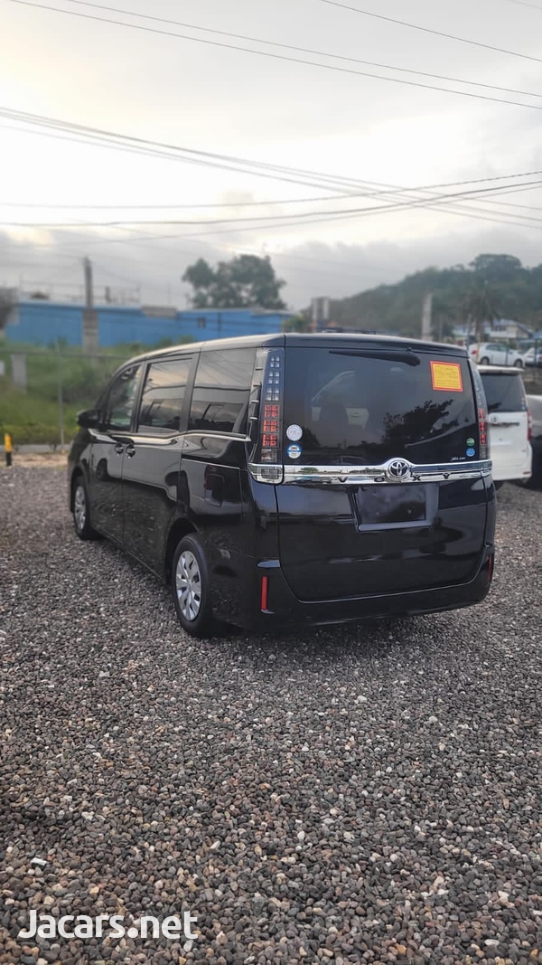 Toyota Voxy 2,0L 2016-14