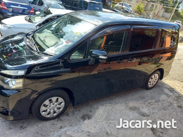 Toyota Voxy 2,0L 2010-4