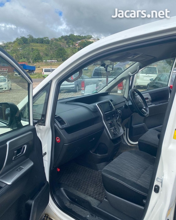 Toyota Voxy 2,0L 2012-10