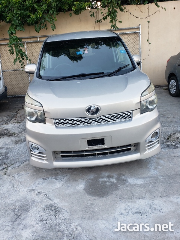 Toyota Voxy 2,0L 2011-1