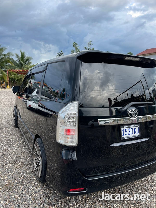 Toyota Voxy 2,0L 2012-3