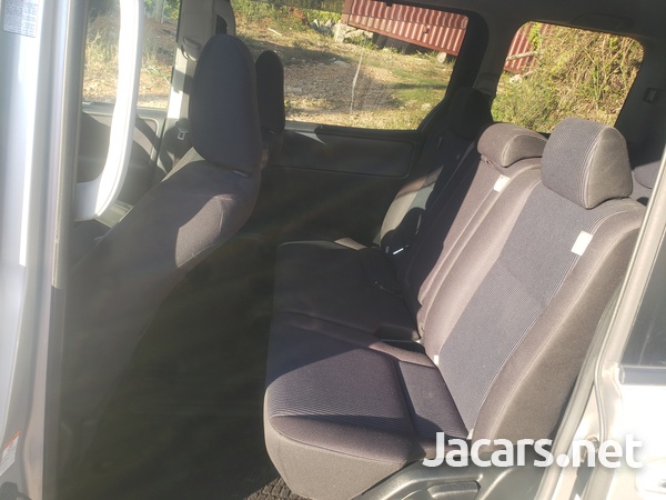 Toyota Voxy 2,0L 2016-8