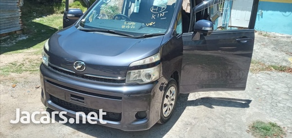 Toyota Voxy 2,0L 2012-15