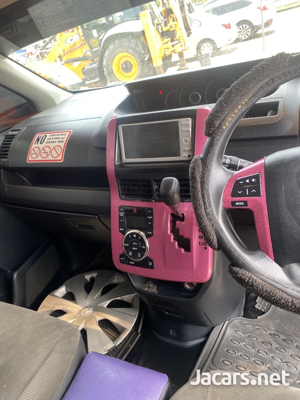 Toyota Voxy 2,0L 2010-3