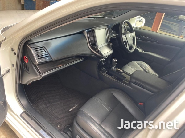 Toyota Crown 2,5L 2016-3