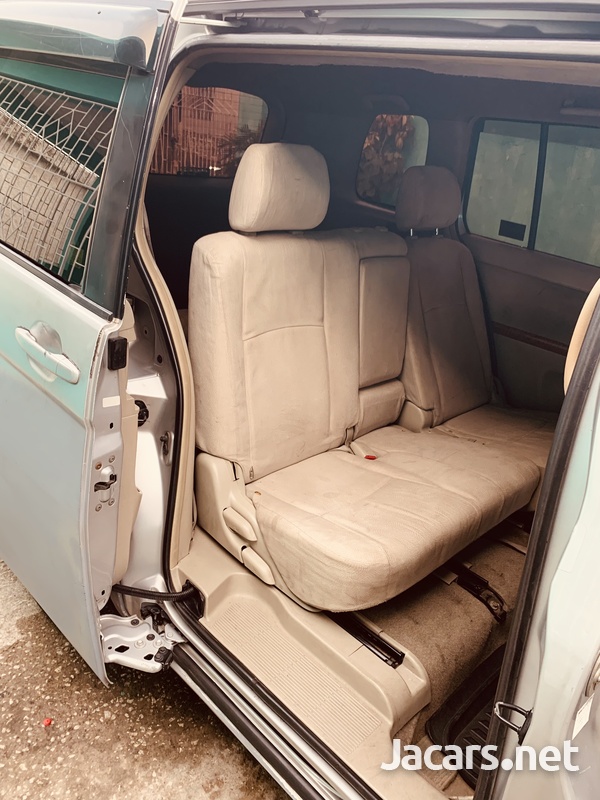 Toyota Isis 1,8L 2010-7