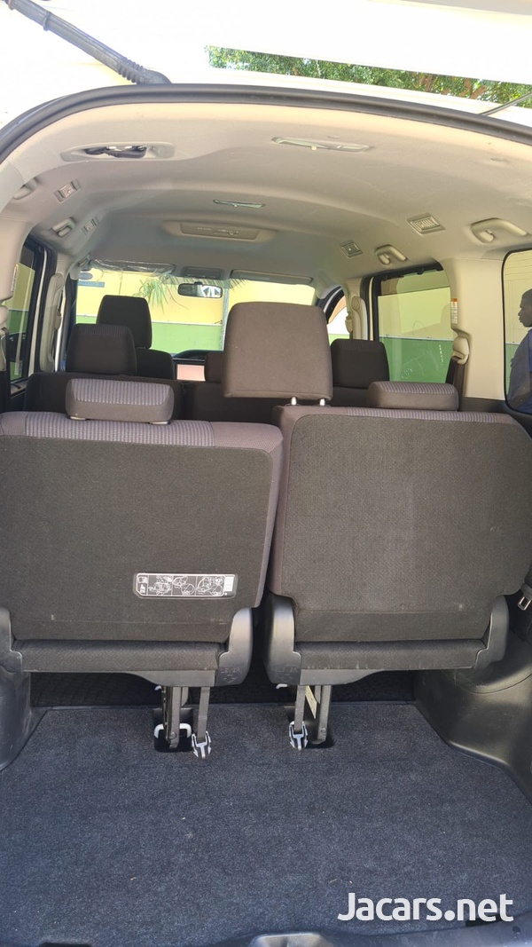 Toyota Voxy 2,0L 2015-5