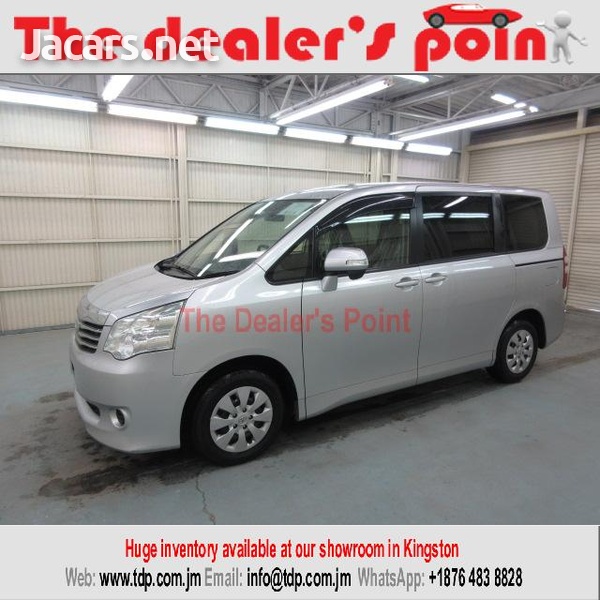 Toyota Noah 2,0L 2012-1