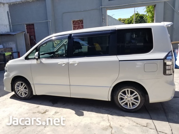 Toyota Voxy 2,0L 2012-1