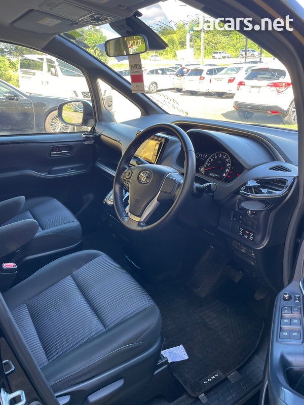 Toyota Voxy 2,0L 2016-3