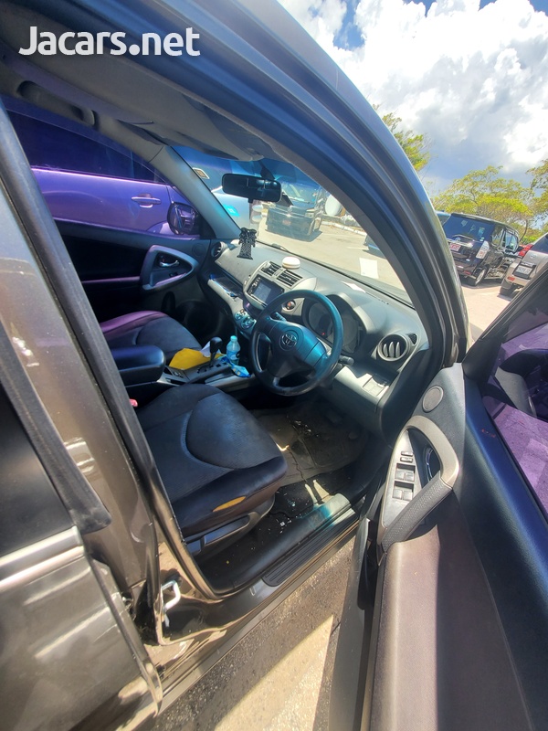 Toyota RAV4 2,0L 2011-6